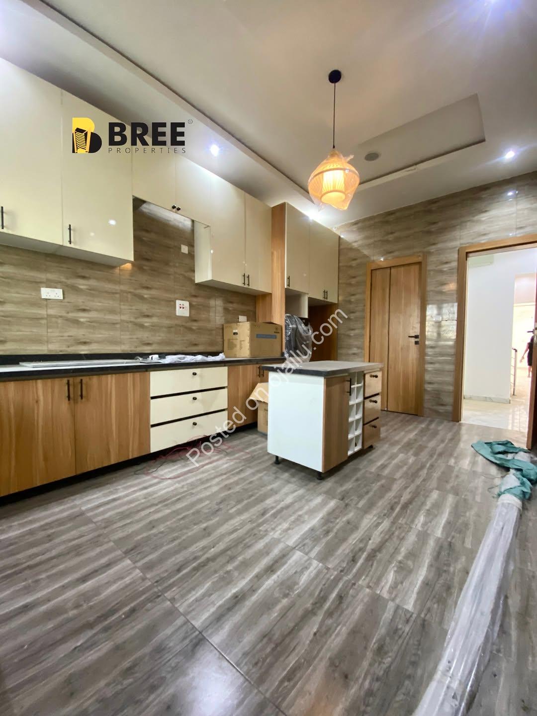 Majestic 5-Bed Ensuite Home with BQ in Ajah