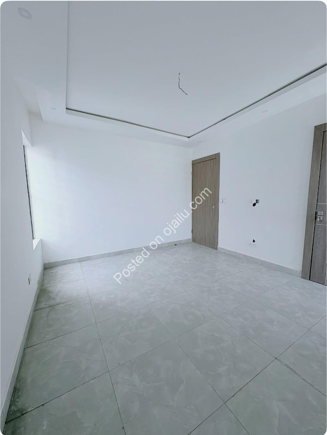 Elevator Luxury: 3BR Ikate Haven with Gym & Consent