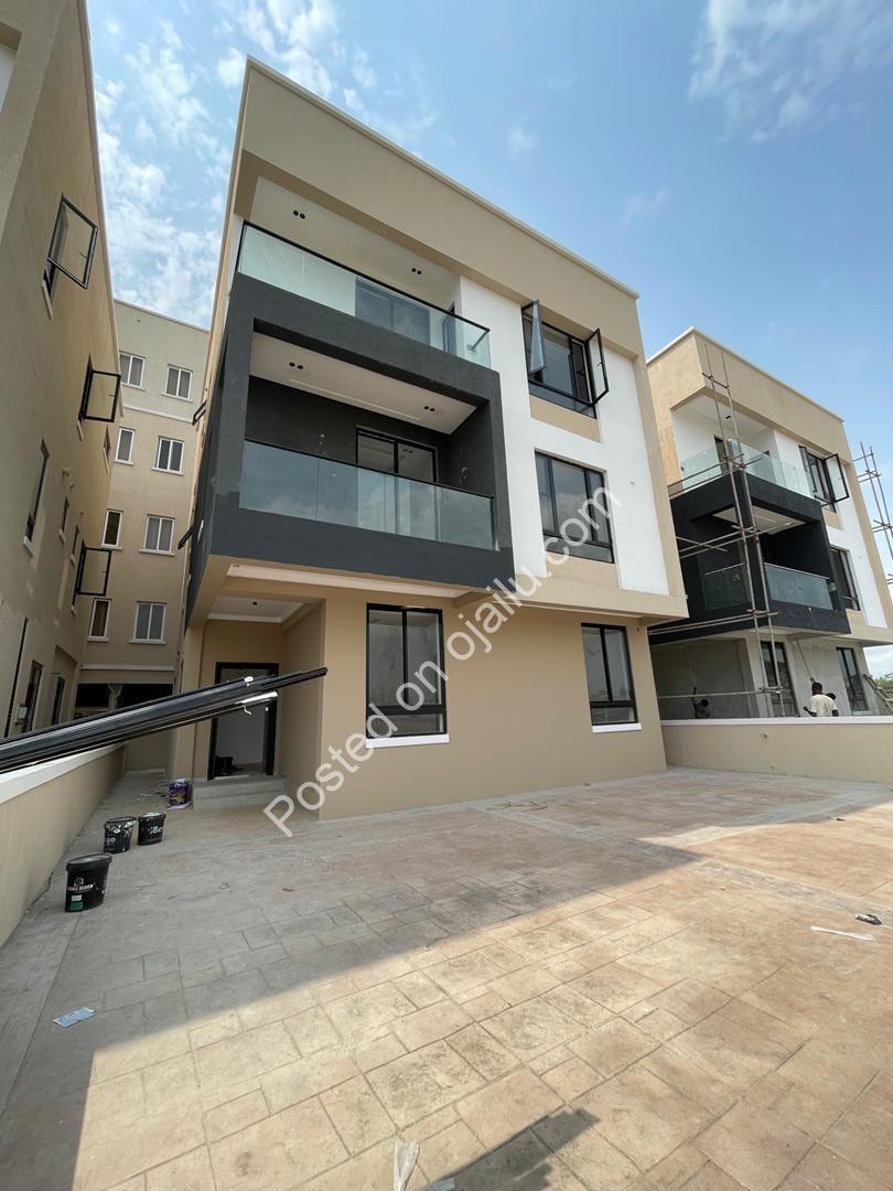Grand 5-Bedroom Duplex in Secure Lekki Estate