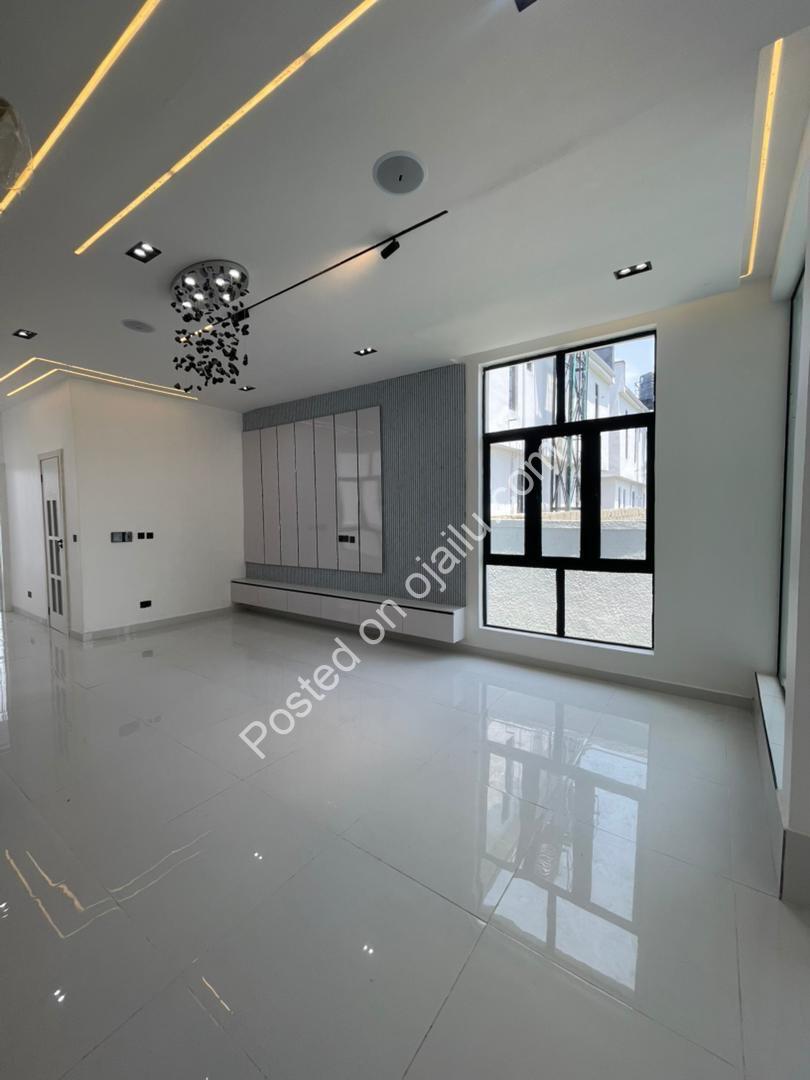 Stunning 5-Bed Duplex with Resort-Style Pool in Lekki