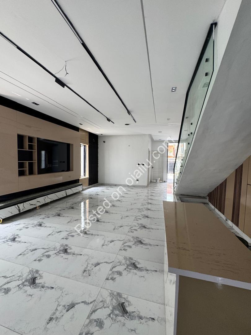 5-Bed Ikota Haven: Pool, Spacious & En-Suite Bliss