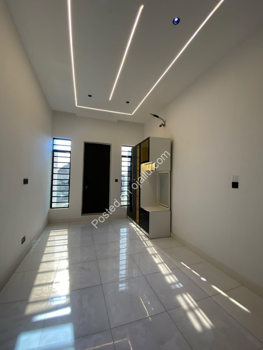 5-Bedroom Haven in Chevron: Pool, En-Suites & Luxury Finishes