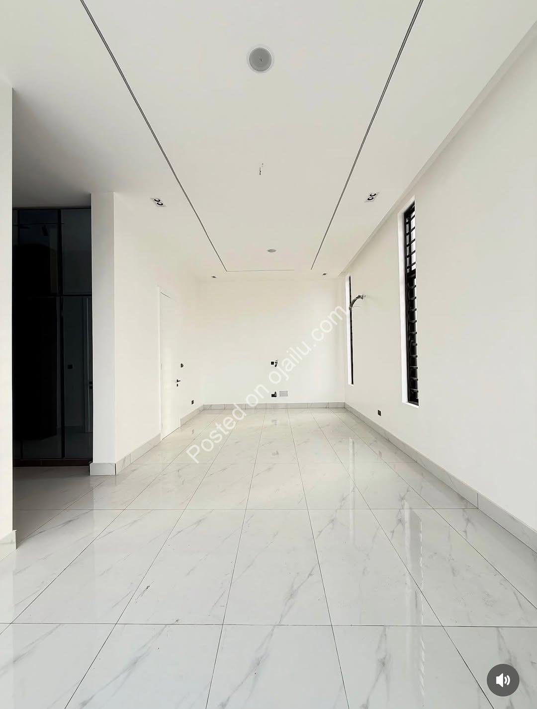 Sleek 5-Bedroom Duplex with Pool in Lekki