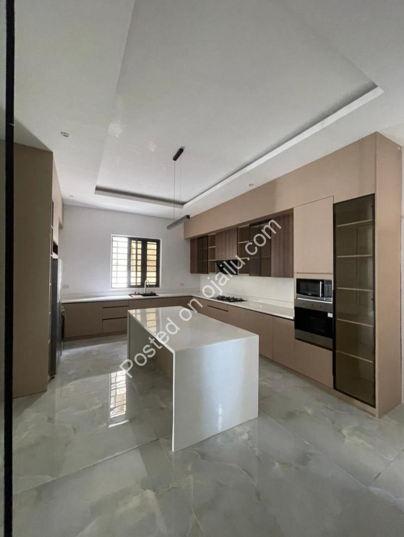 Grand 5-Bedroom Duplex with Pool & Cinema in Lekki