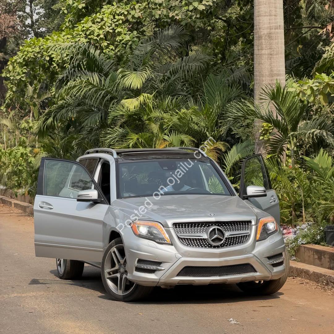 Luxury GLK350: Panoramic Roof & Keyless Entry
