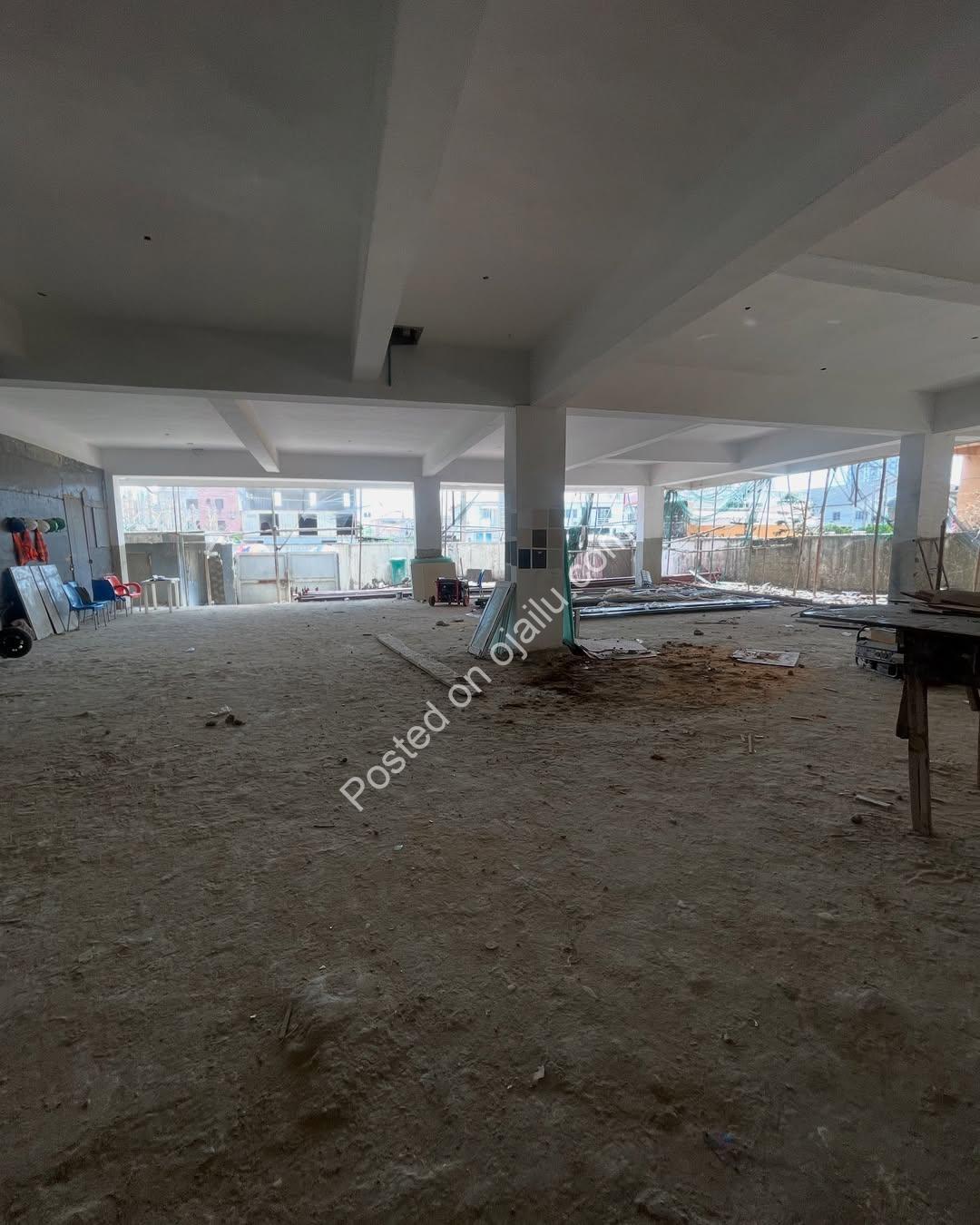 Lekki Phase 1 Gem: 2-Bed Apartment with Pool & Concierge