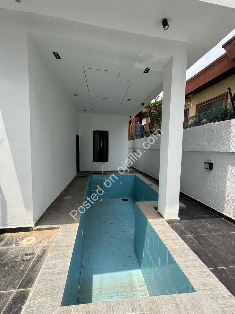 5-Bed Ikota Haven: Pool, Spacious & En-Suite Bliss