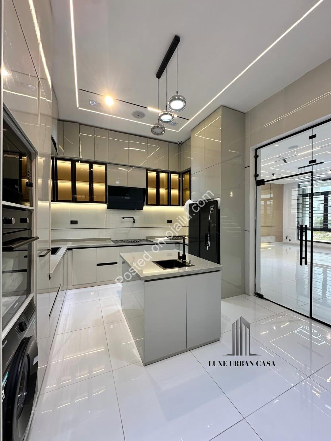 5-Bed Chevron Haven: Pool, Luxury & Security