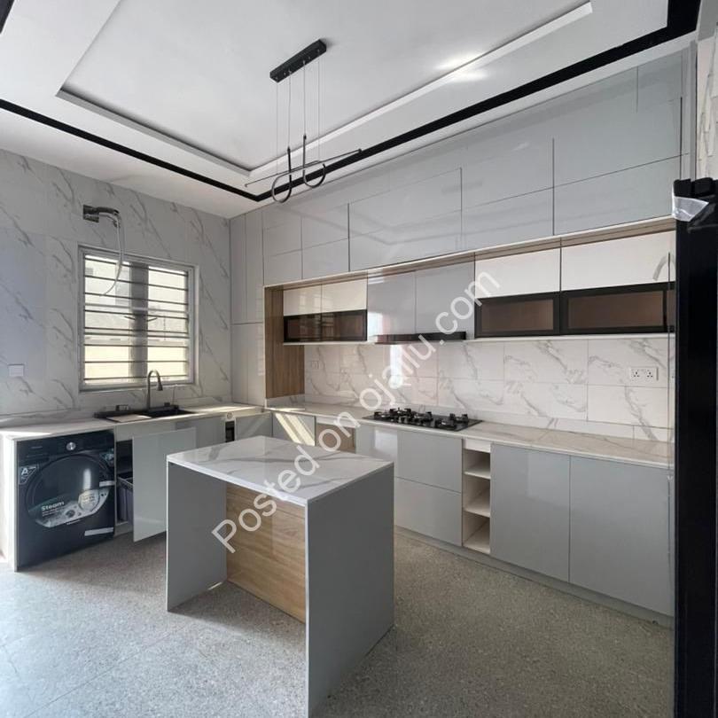 Exquisite 5-Bedroom Duplex with Cinema & Pool in Lekki