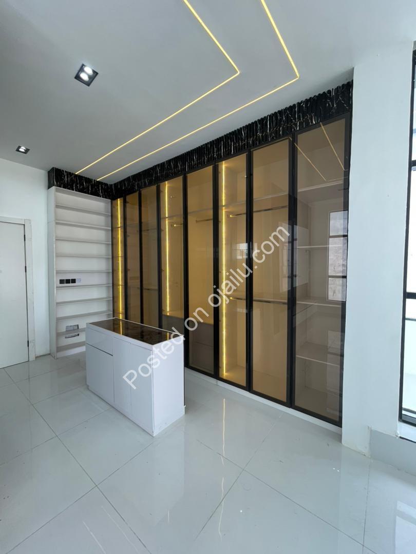 Stunning 5-Bed Duplex with Resort-Style Pool in Lekki