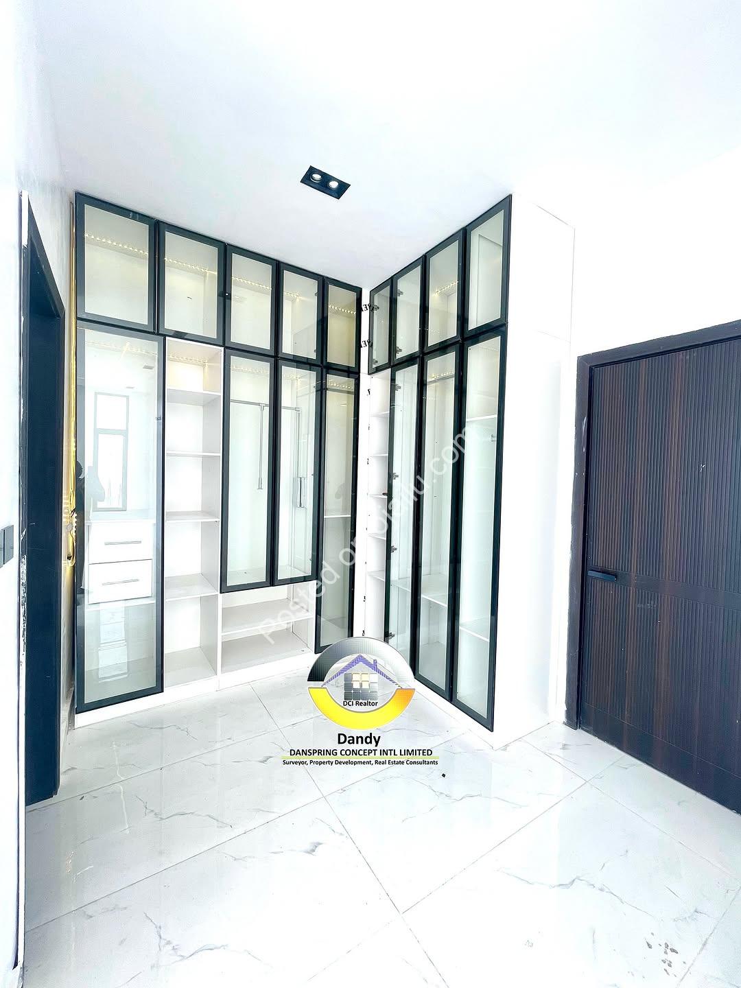 Chevron’s Crown Jewel: 5-Bed Poolside Paradise