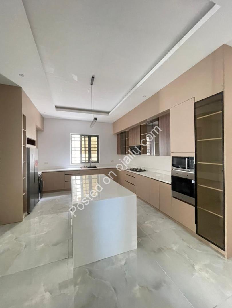 Grand 5-Bedroom Haven in Prime Lekki