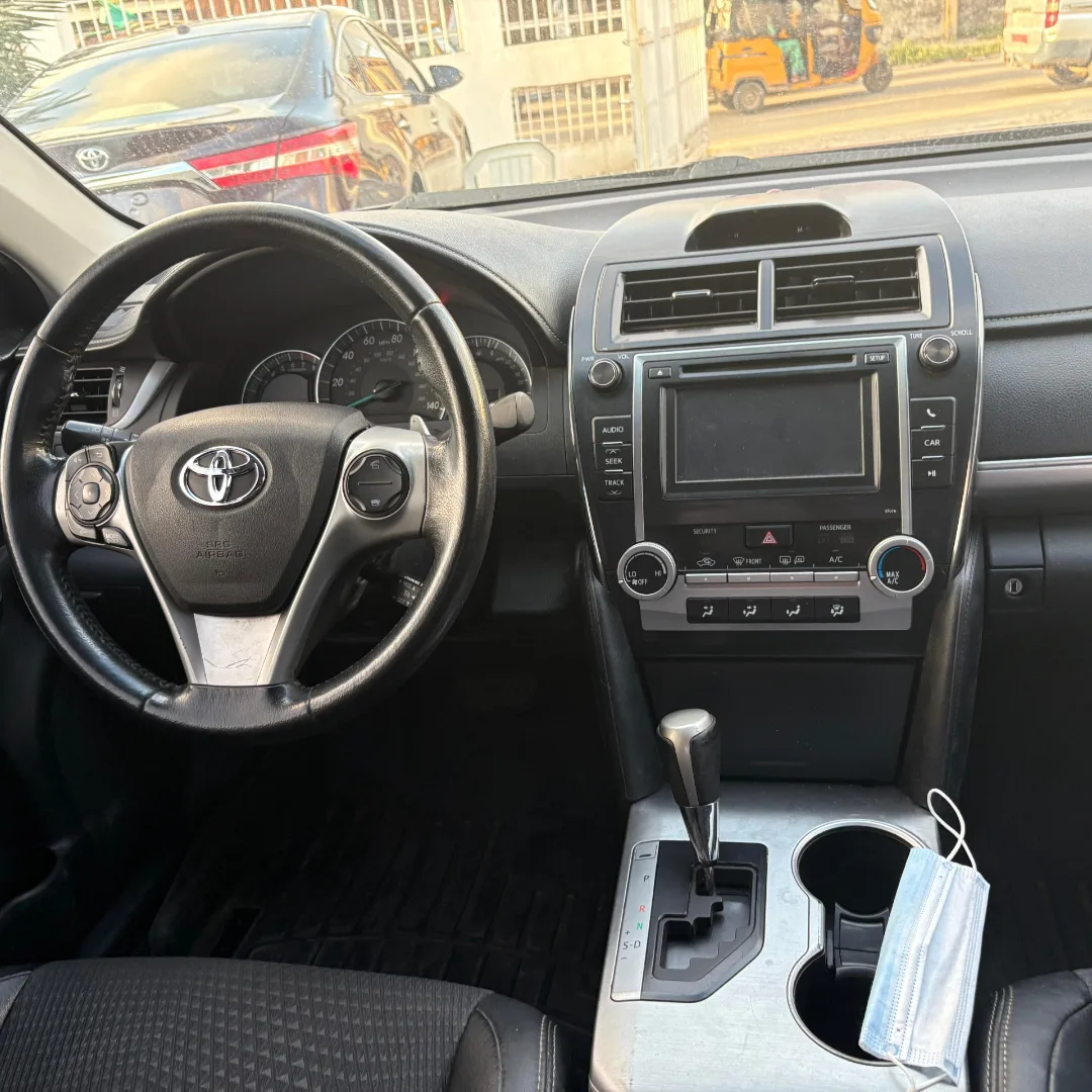 Black Camry SE: 13.9m Tech & Style