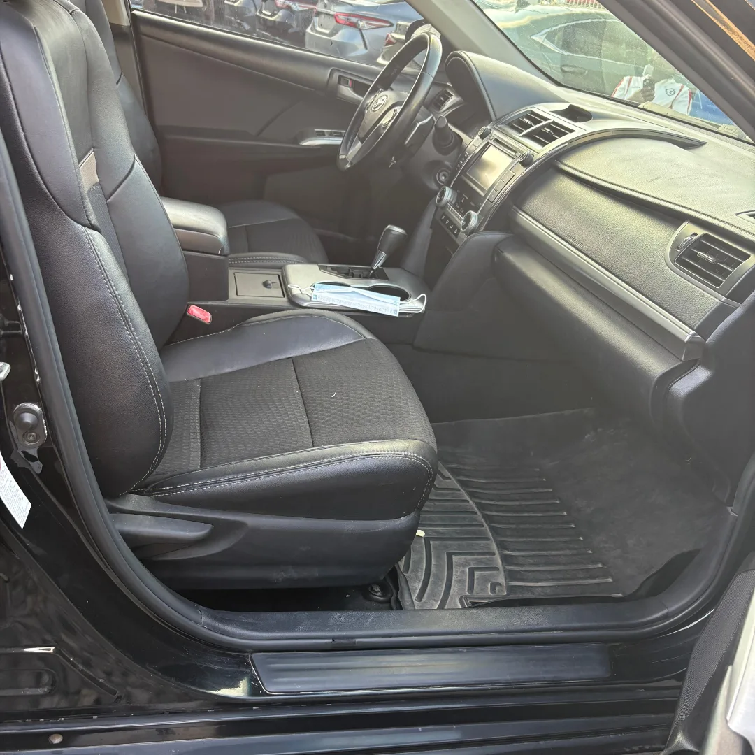 Black Camry SE: 13.9m Tech & Style