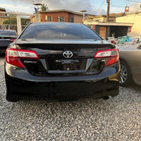 Sleek Black Camry SE: Tech & Luxury