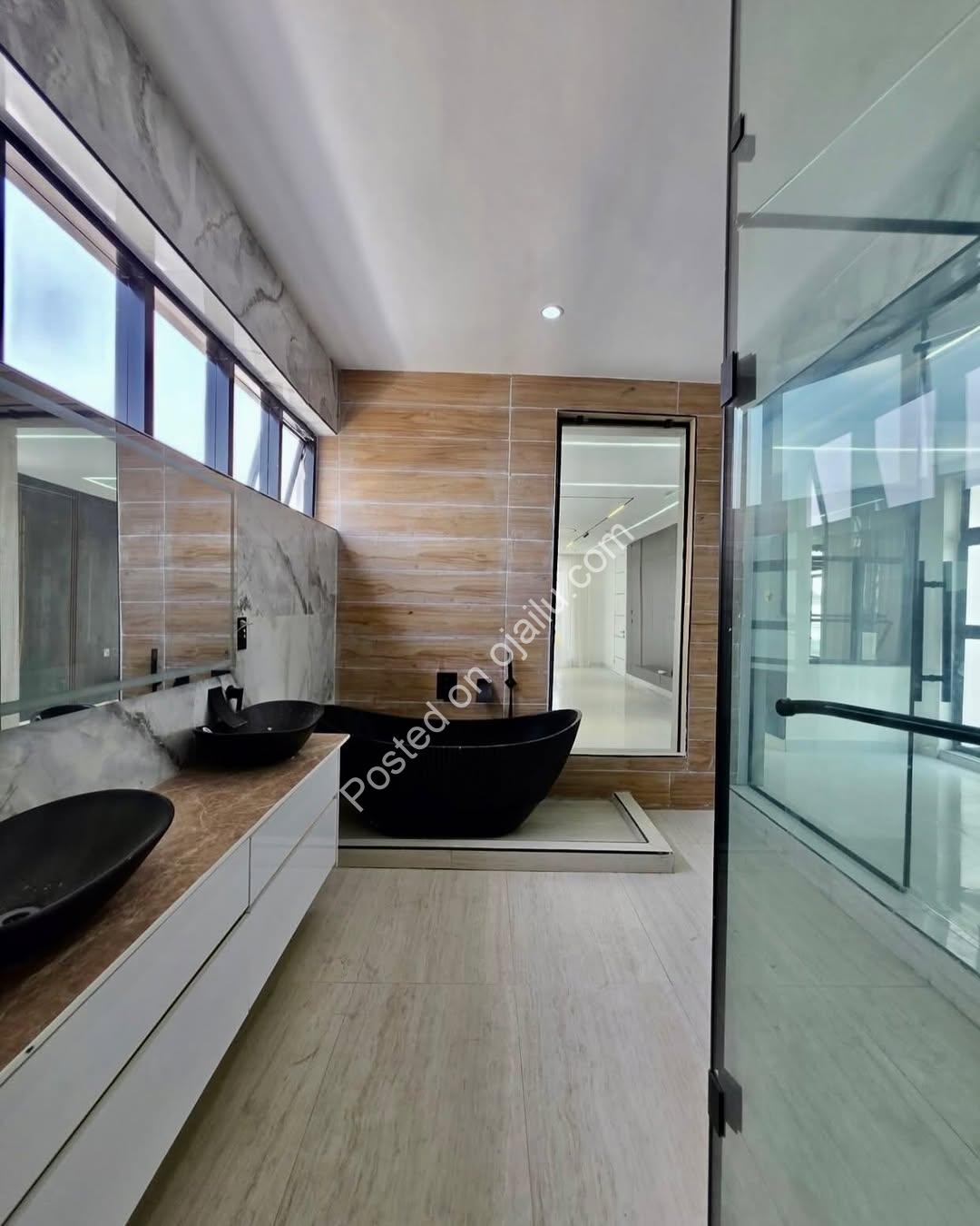 Dream Estate: 5-Bed Duplex with Pool & BQ in Lekki