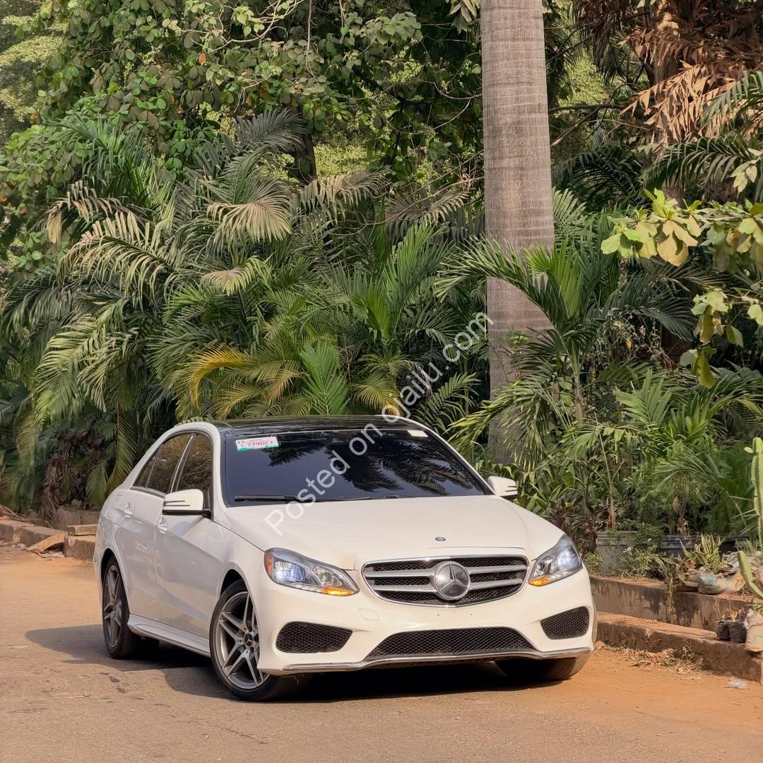 Luxury 2014 Mercedes E350: Panoramic Roof & Keyless Entry