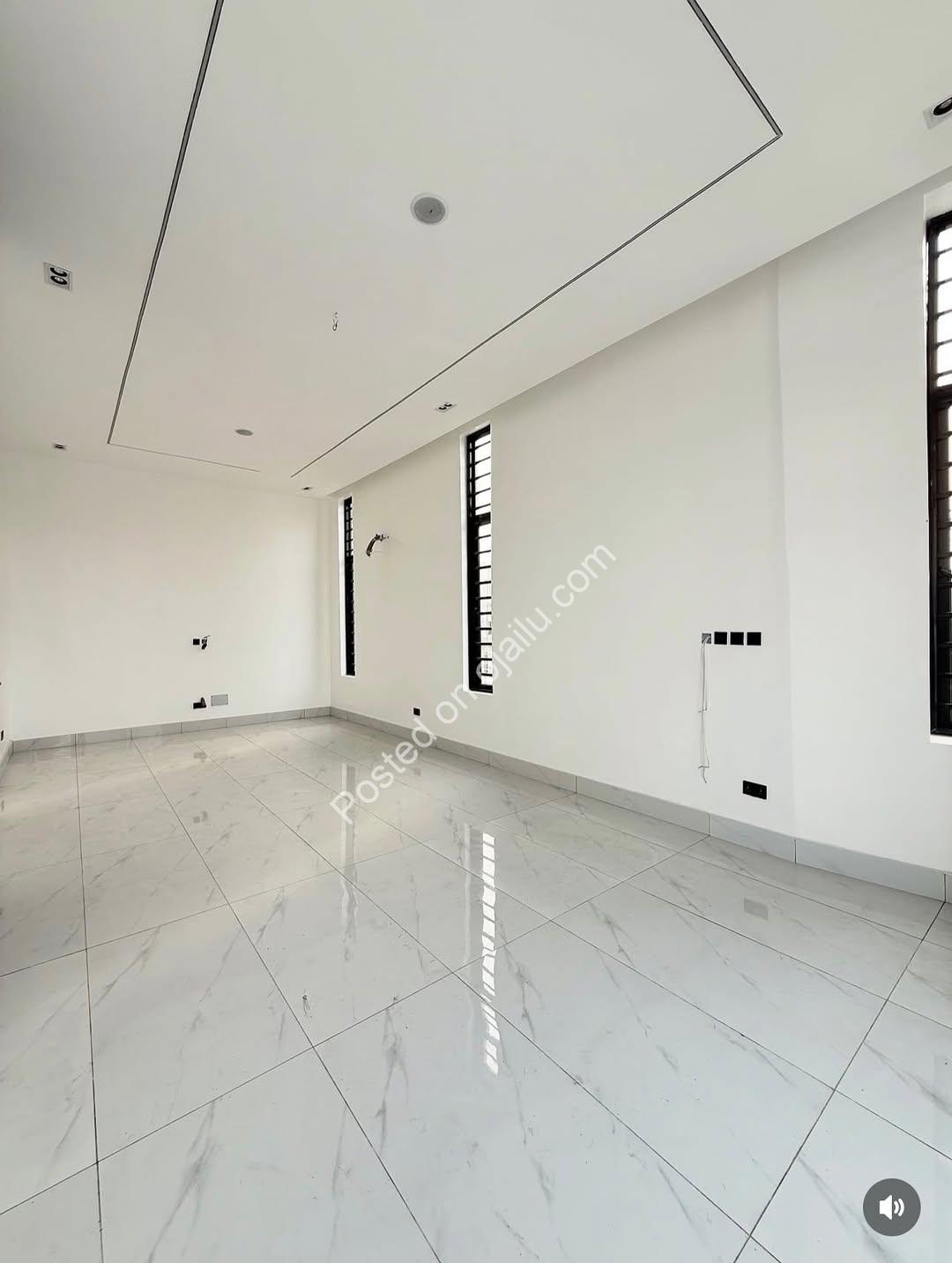 Sleek 5-Bedroom Duplex with Pool in Lekki