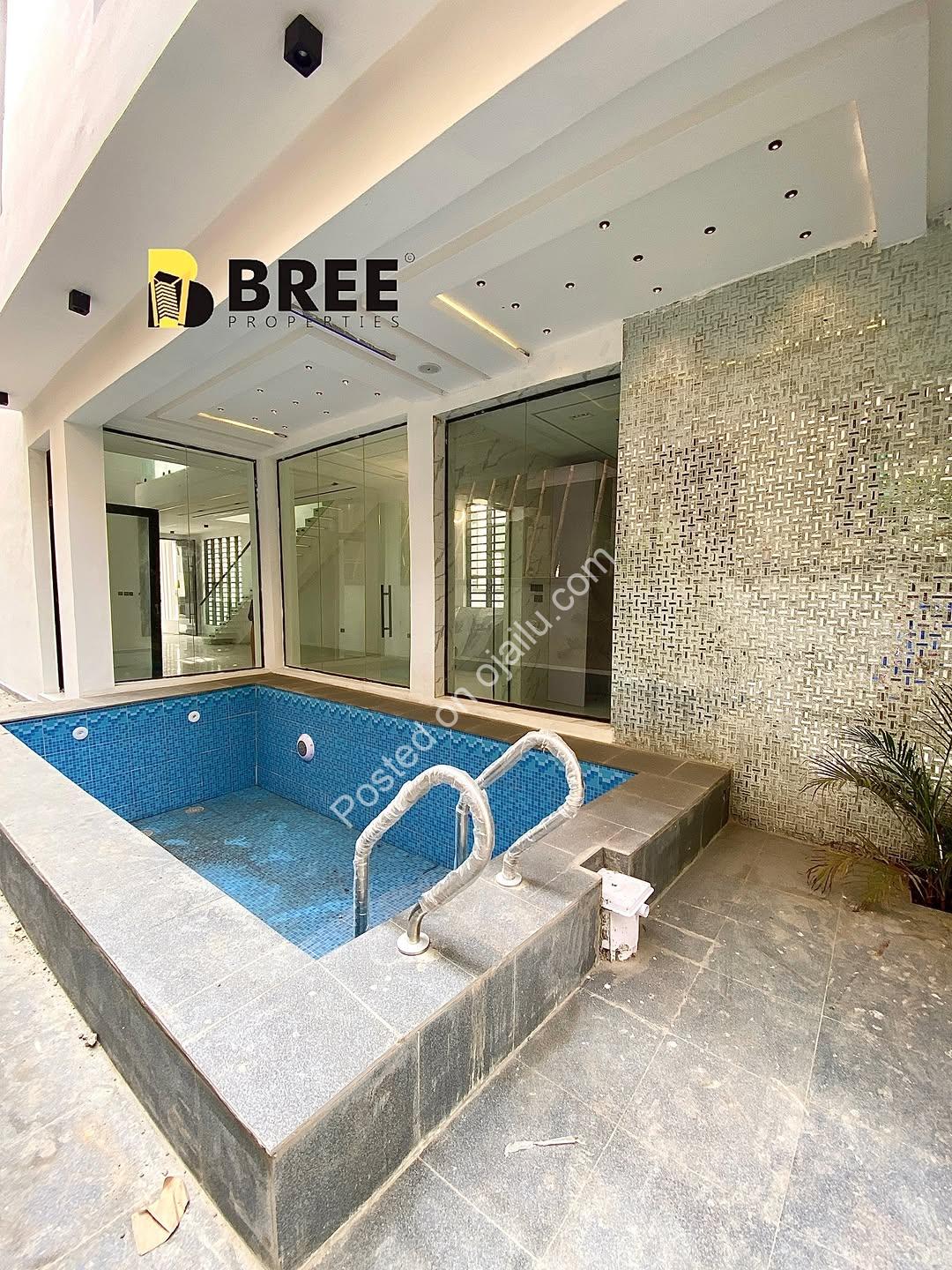 Lekki’s Finest: 5BR Oasis with Pool & Gym