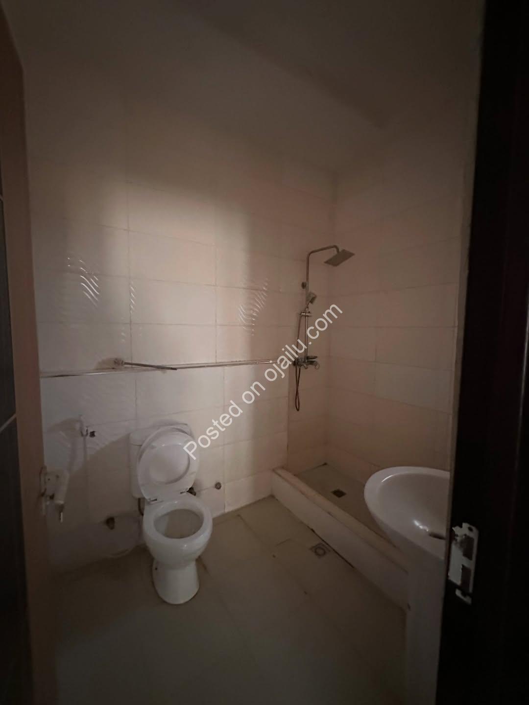 Top-Floor 3BR Haven in Serene Jahi