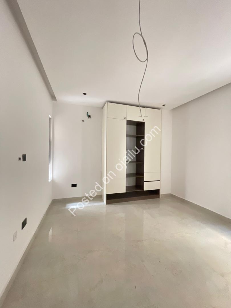 Grand 5-Bedroom Duplex in Secure Lekki Estate