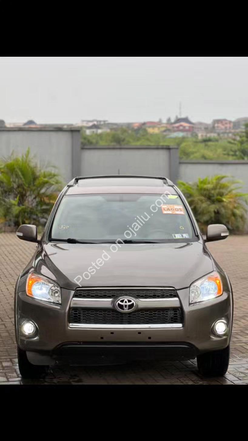 Lexus ES350: Low-Mileage Luxury, Accident-Free