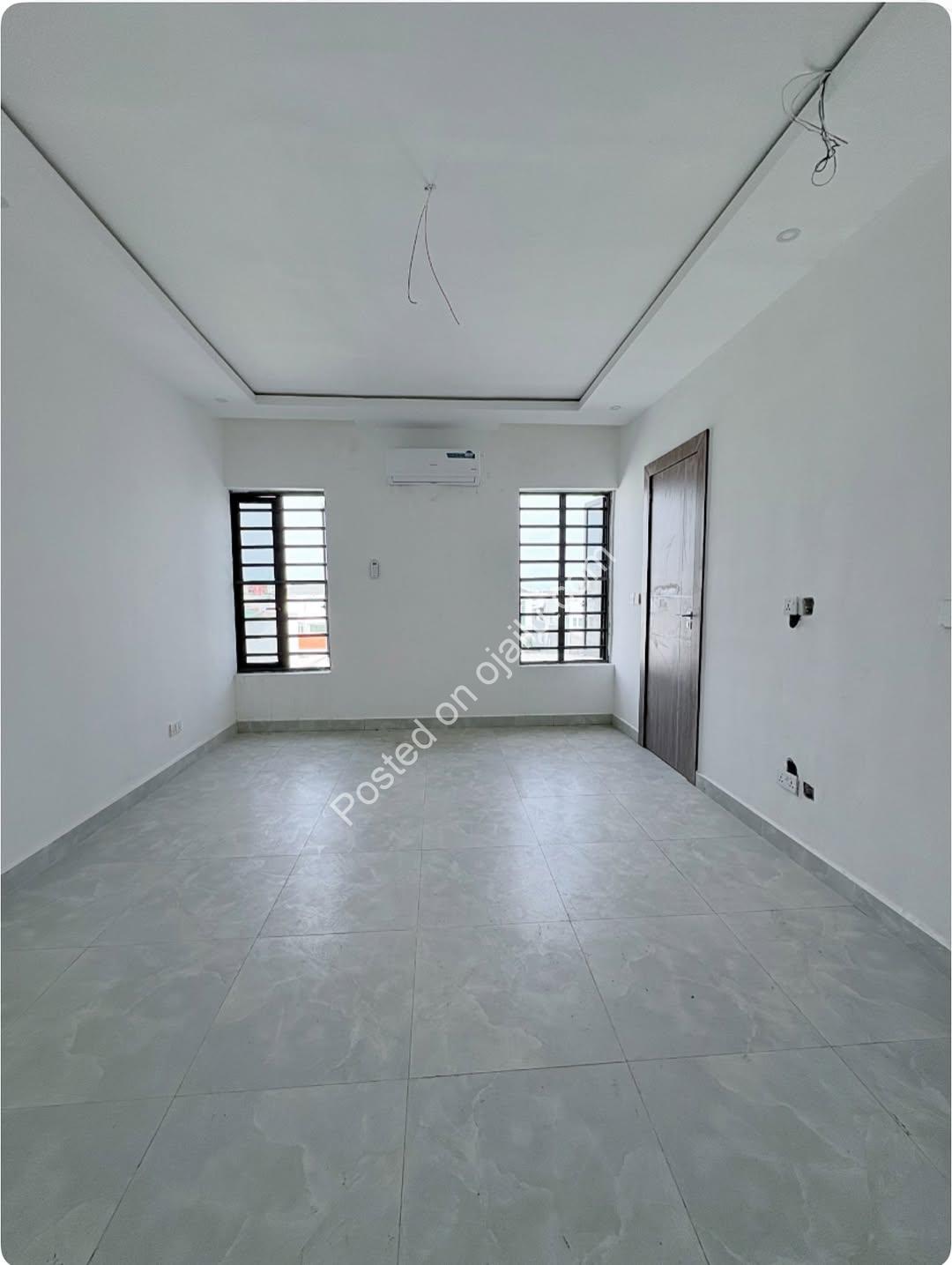 Elevator Luxury: 3BR Ikate Haven with Gym & Consent