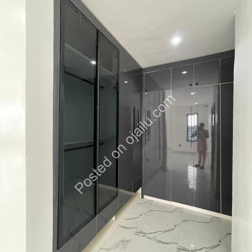 Exquisite 5-Bed Duplex with Pool in Prime Lekki