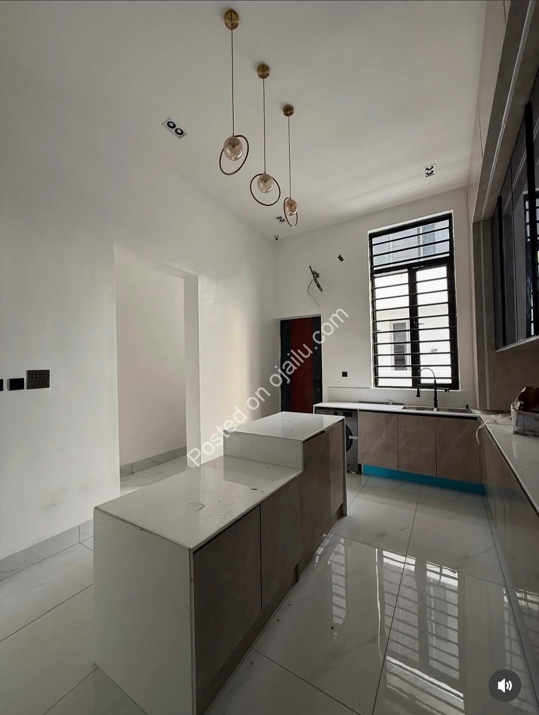 Sleek 5-Bedroom Duplex with Pool in Lekki