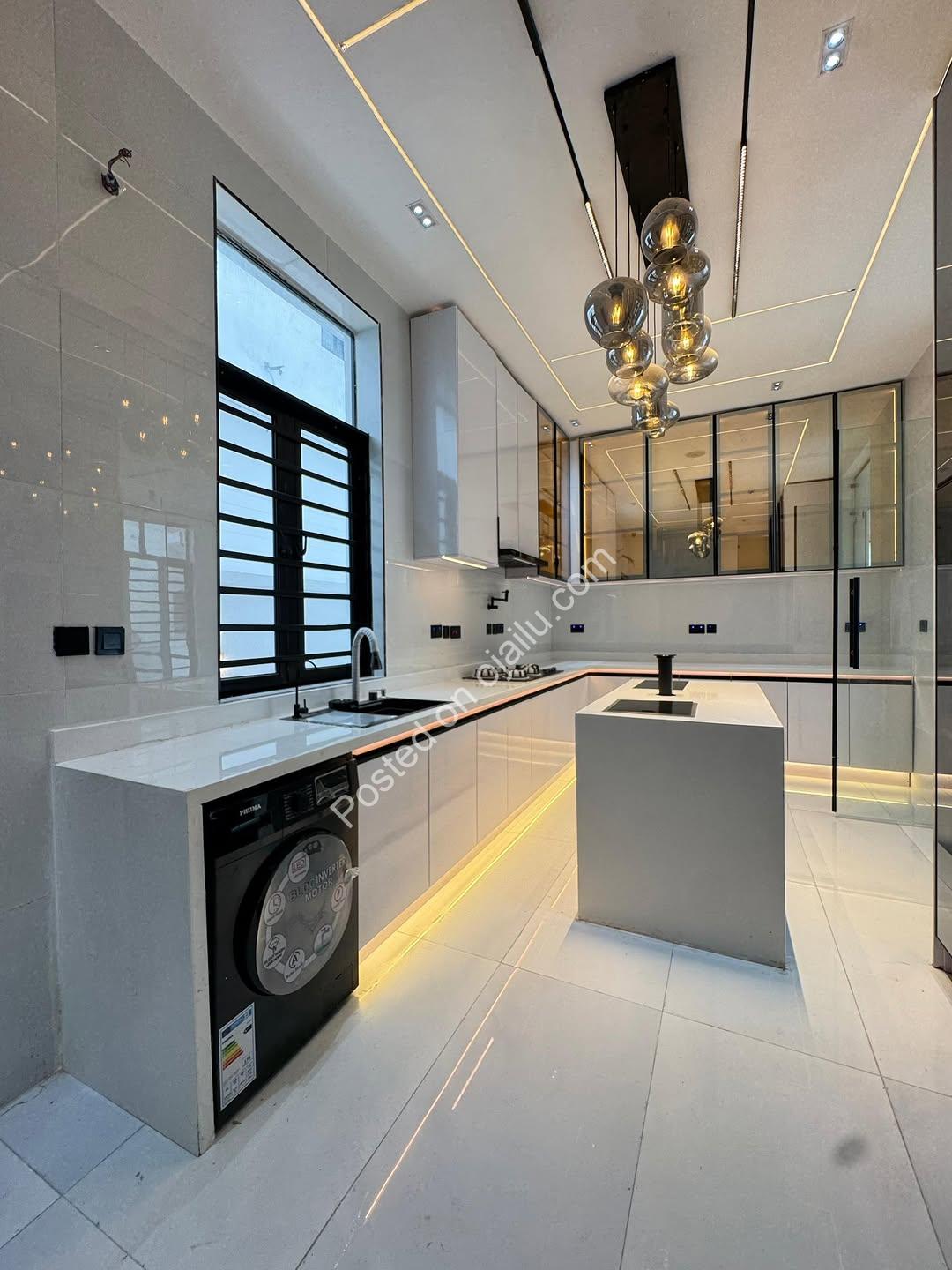 Lekki’s Ultimate 5-Bed Poolside Estate