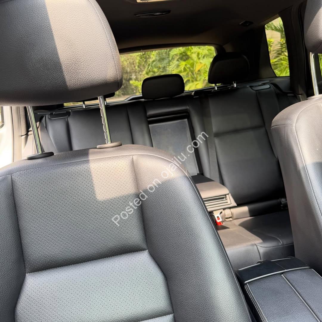 Luxury GLK350: Panoramic Roof & Keyless Entry