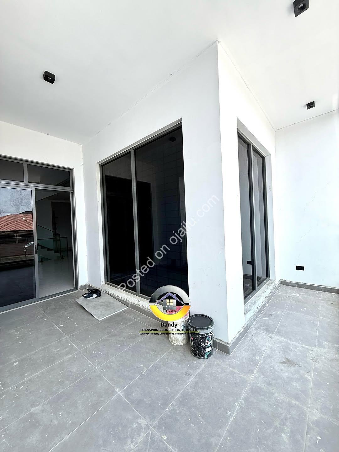 Majestic 6-Bedroom Oasis with Infinity Pool in Lekki