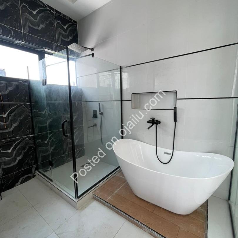 Exquisite 5-Bedroom Duplex with Pool in Lekki