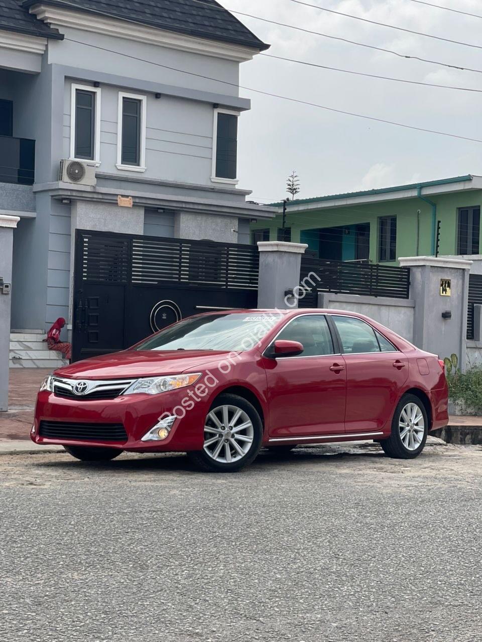 Luxury 2012 Camry XLE: Pristine & Powerful