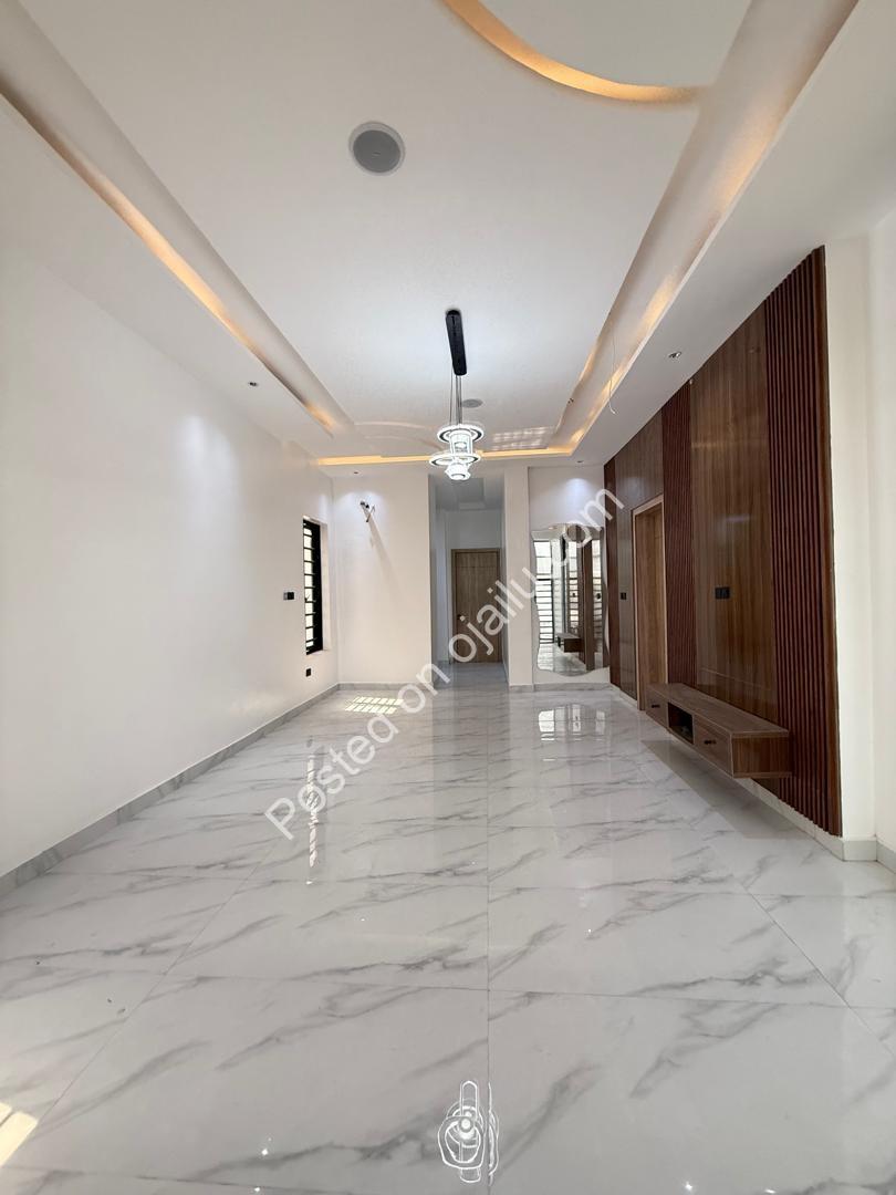 Lekki’s Elite 5-Bedroom Oasis with Pool