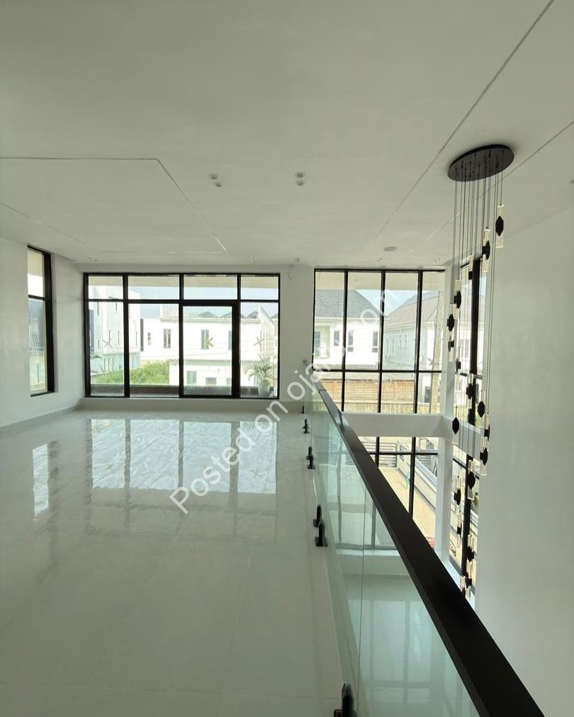 5-Bedroom Lekki Oasis: Pool, Cinema & Rooftop Paradise