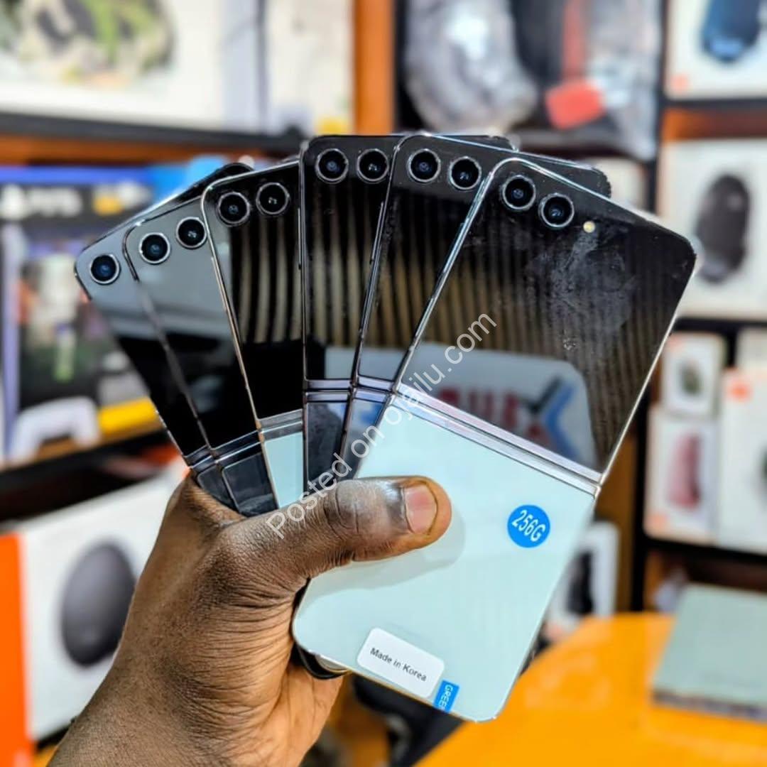 Sleek Samsung Flip 5: Your Pocket-Sized Powerhouse!