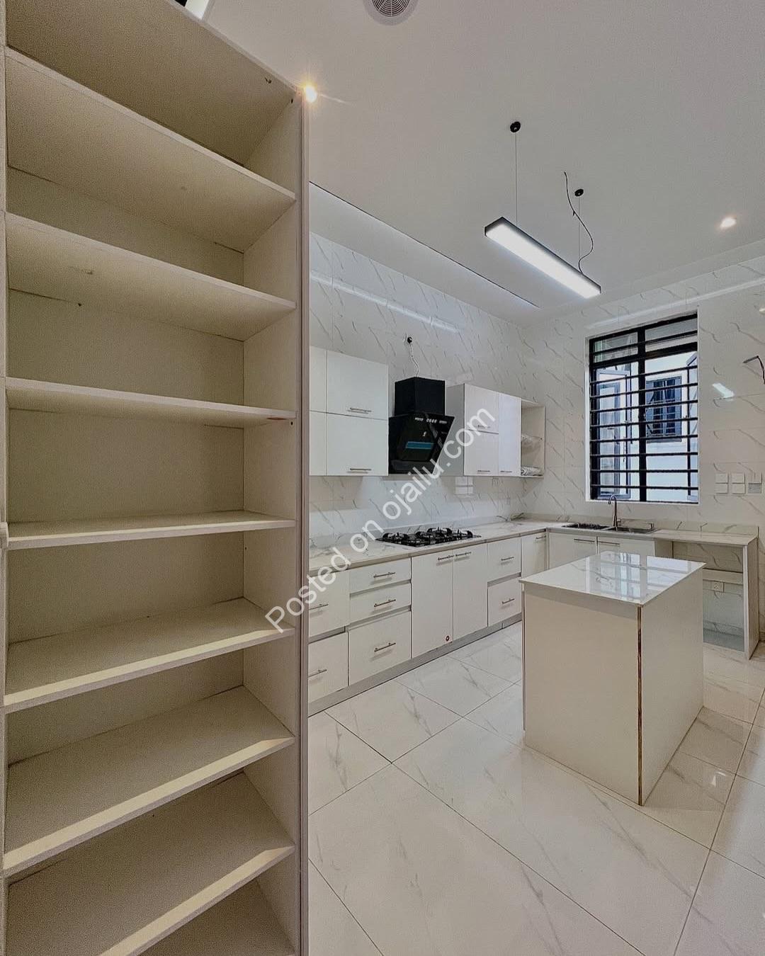 Sophisticated 4-Bed Semi-Detached in Chevron