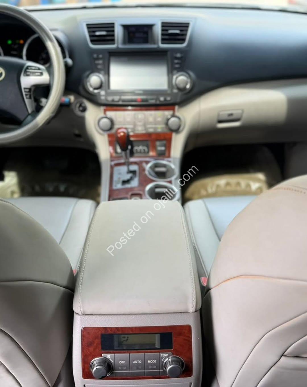 “Mint 2011 Toyota Highlander Limited: Keyless, Leather, Sunroof & More!”