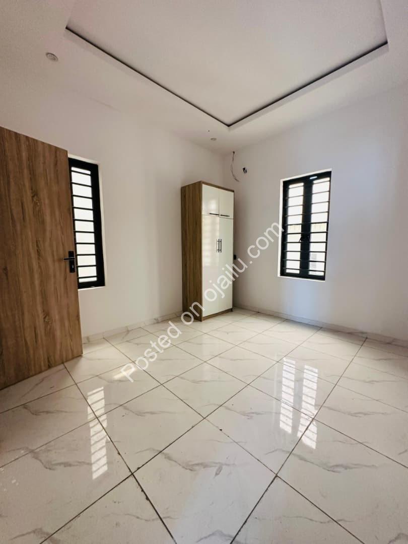 Elegant 5-Bedroom Haven with Pool & BQ in Ajah