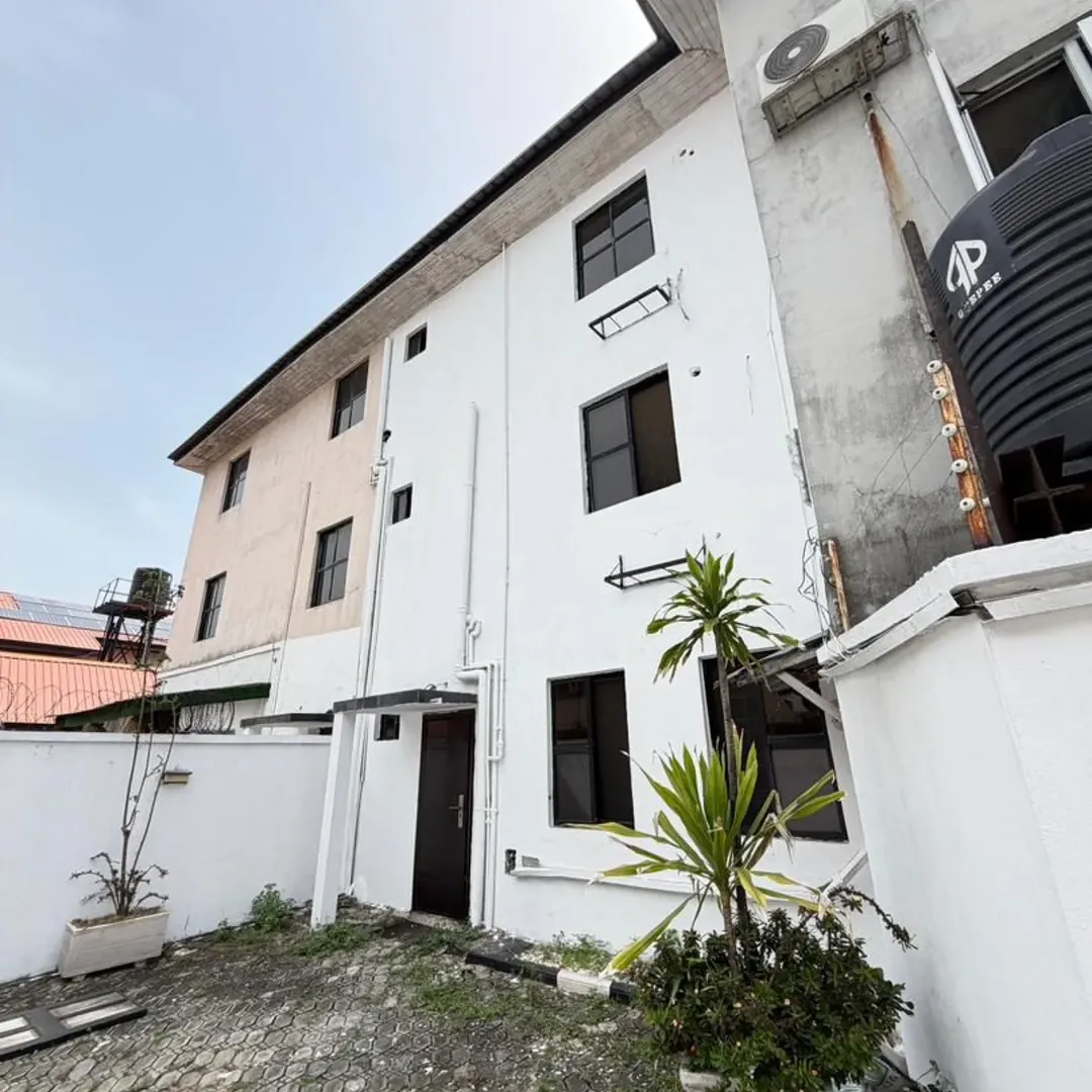 Elegant 4-Bedroom Haven with BQ in Lekki Phase 1