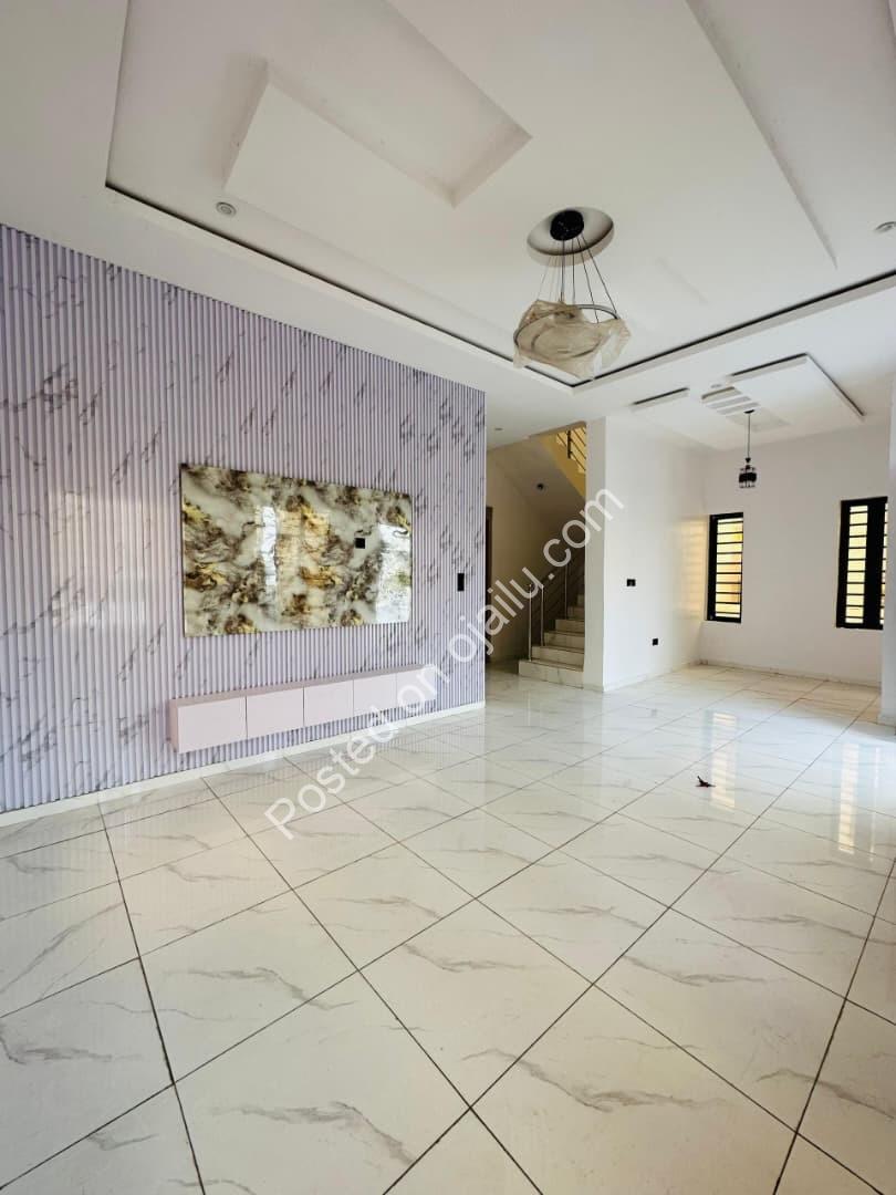 Elegant 5-Bedroom Haven with Pool & BQ in Ajah