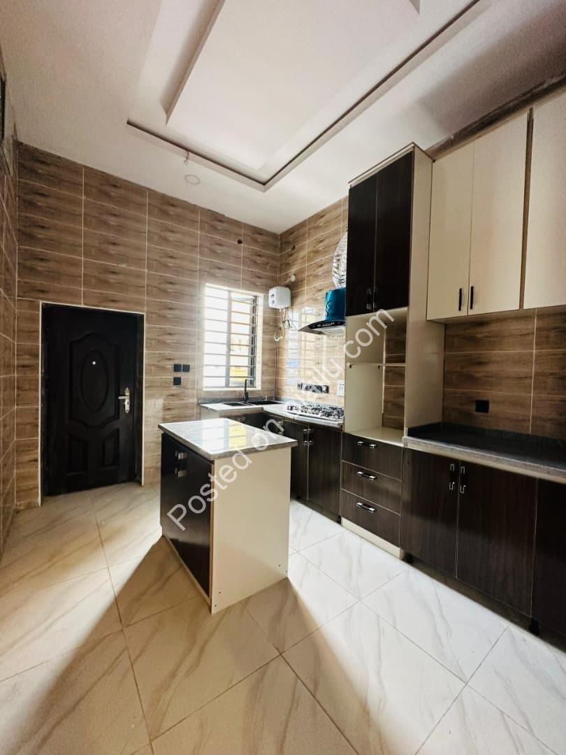 Elegant 5-Bedroom Haven with Pool & BQ in Ajah