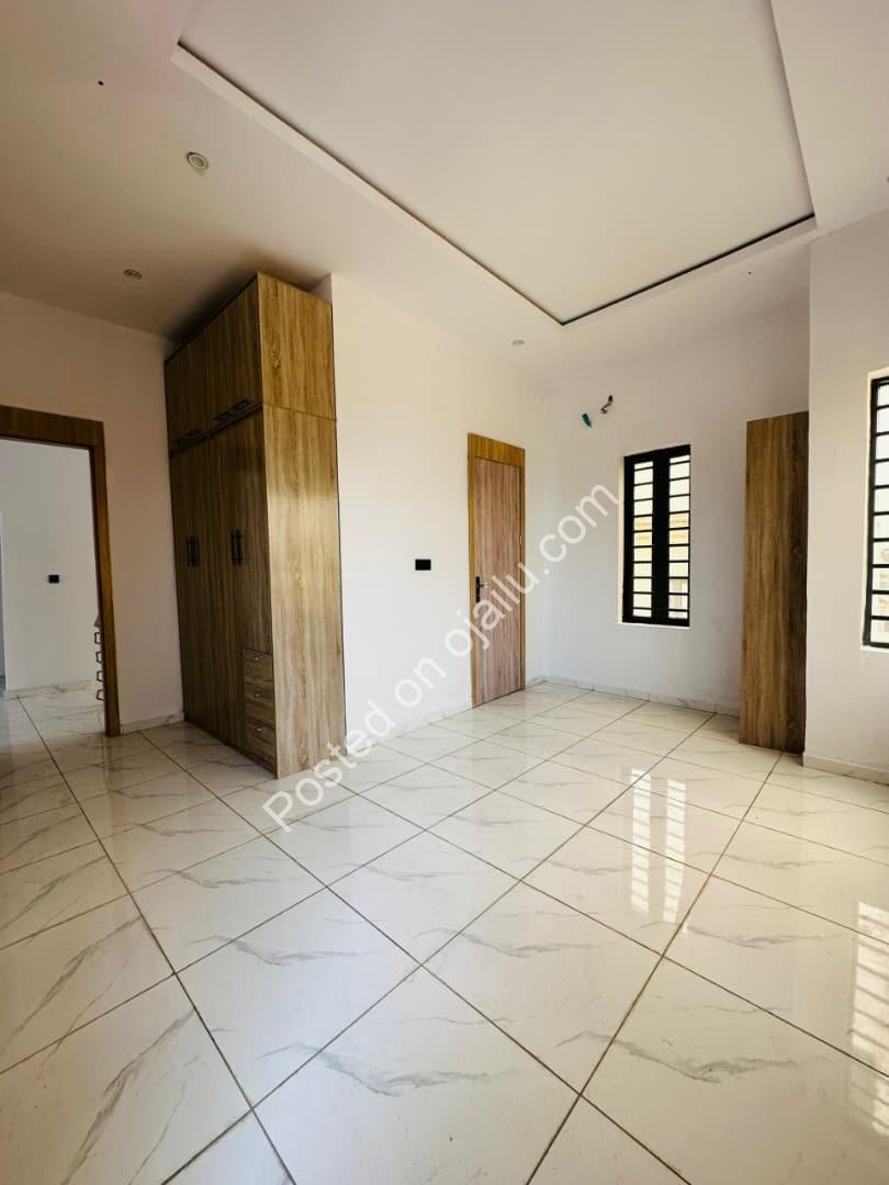 Elegant 5-Bedroom Haven with Pool & BQ in Ajah