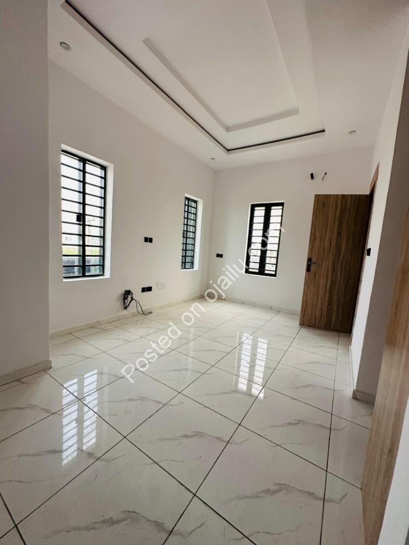 Elegant 5-Bedroom Haven with Pool & BQ in Ajah