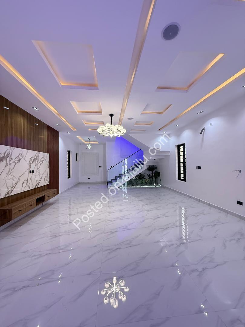Lekki’s Elite 5-Bedroom Oasis with Pool