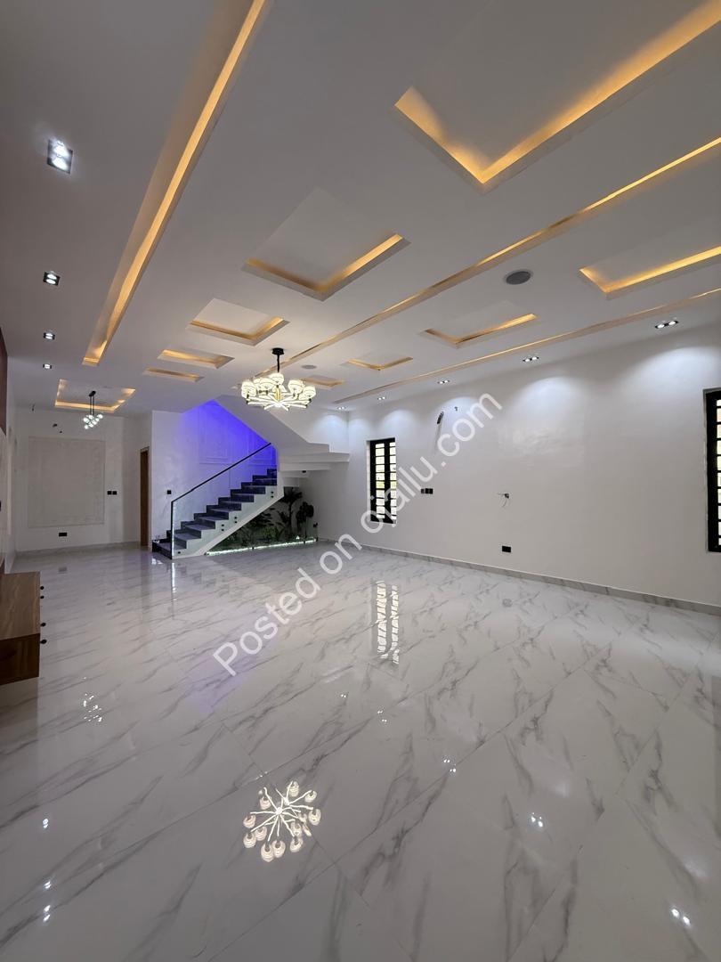 Lekki’s Elite 5-Bedroom Oasis with Pool