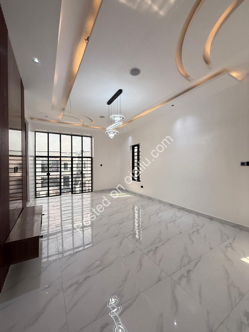 Lekki’s Elite 5-Bedroom Oasis with Pool