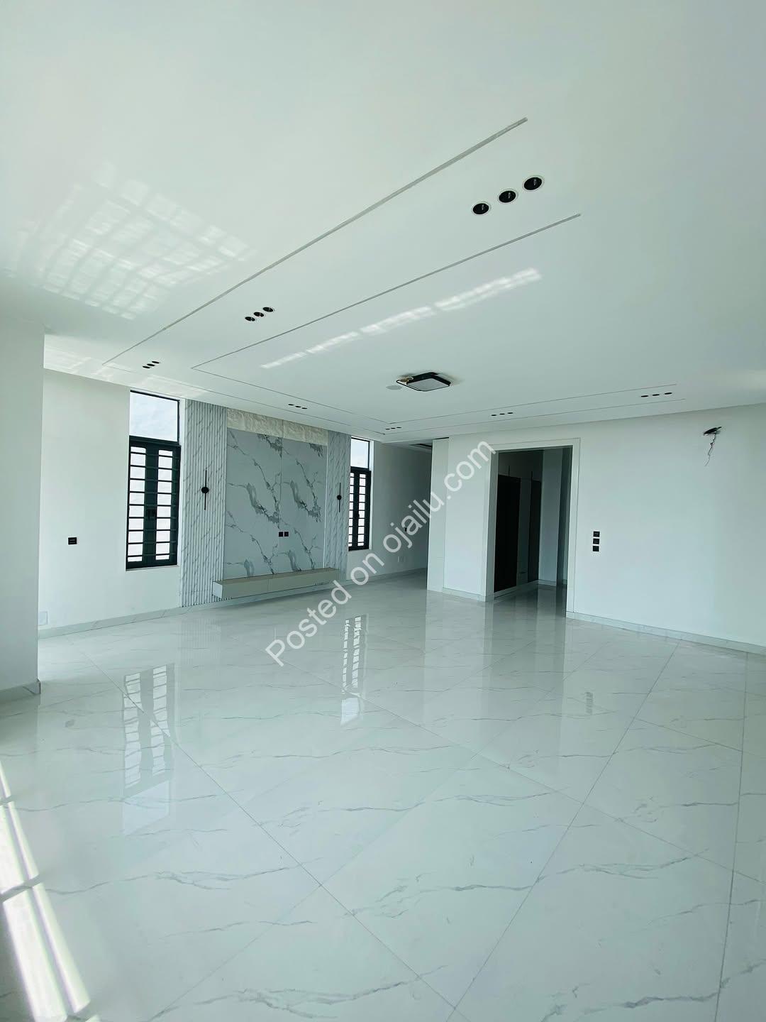 Chevron’s Crown Jewel: 5-Bed Poolside Estate