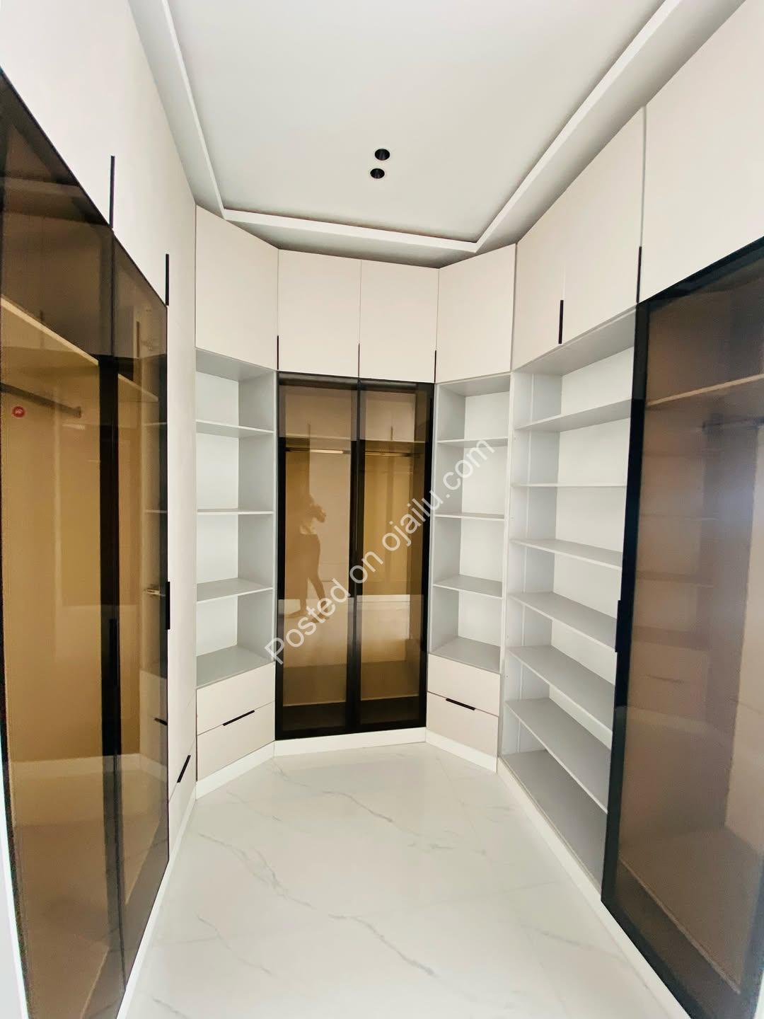 Chevron’s Crown Jewel: 5-Bed Poolside Estate